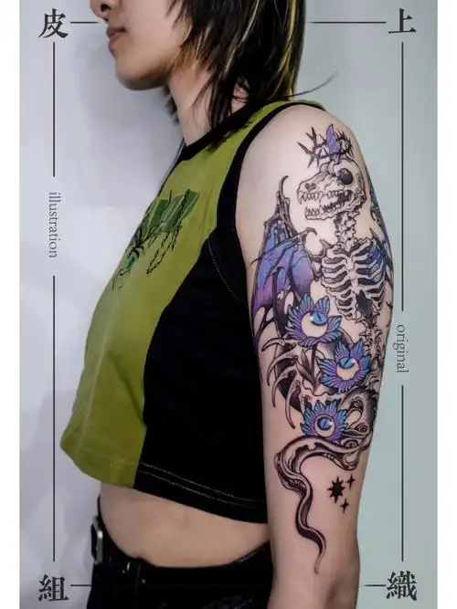 昨日纹身客人希望表现在一片混沌不堪中长出代表美好的寄托元素:骨刺