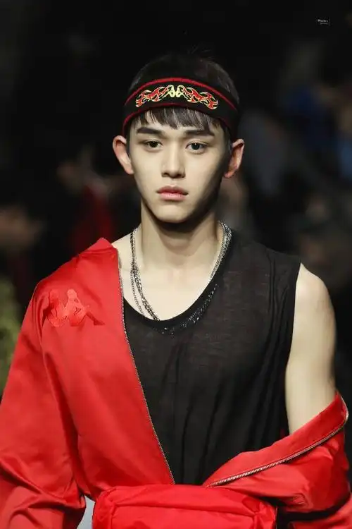 时装周脱颖而出的黄旭熙, 99年的港仔真的太suai啦