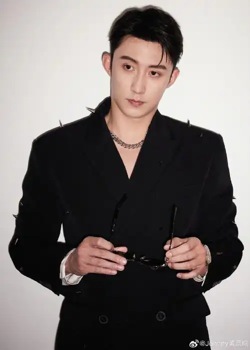 我们黄老板也当一次带刺的玫瑰了正好还能保暖,一举两得,黄景瑜不愧是