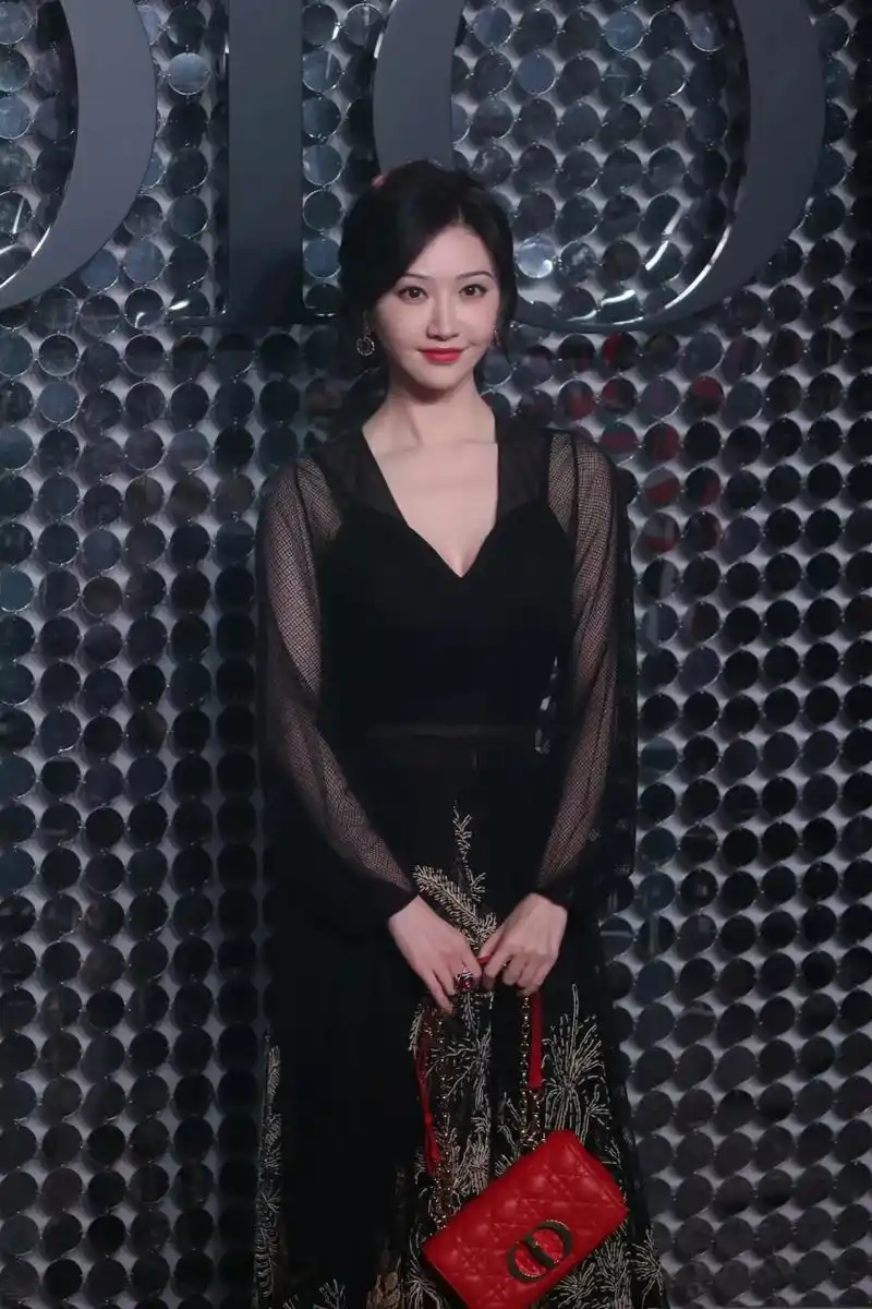 景甜穿黑色深v纱裙现身,事业线抢镜 67!#景甜