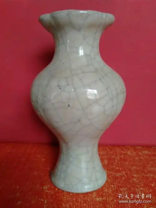 瓷器一个:底款"宣政年间开封府督造东京官窑归于天成宋徽宗御贡"