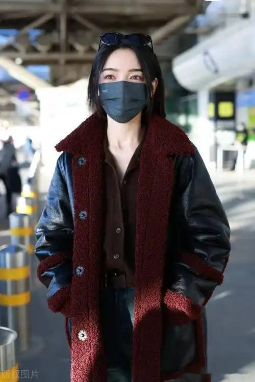 代斯现身北京机场 身材高挑气质非凡