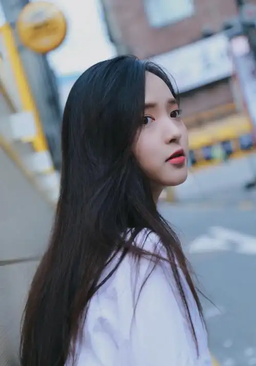 西南财大校花晒清凉写真 侧颜美翻似邻家女孩