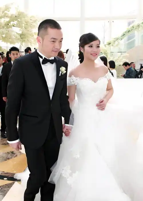 (喻恩泰婚礼现场)(喻恩泰夫妇与王凯)两人恋爱几个月,便于2015年1月21