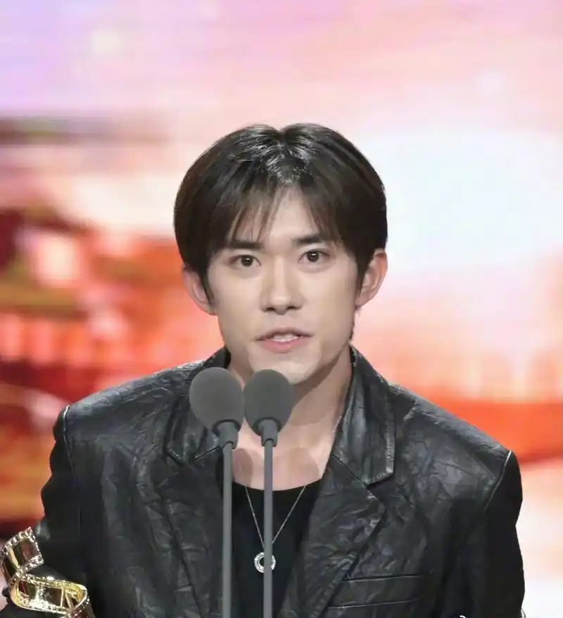 易烊千玺微博电影之夜生图出炉,客观说,这颜值你给几分?