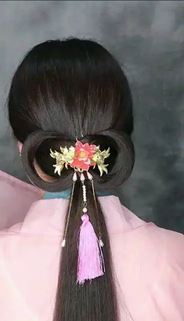 一款温婉端庄的低马尾古风发型,好看