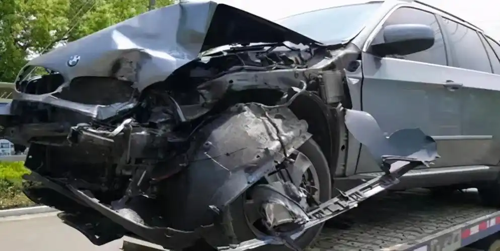 宝马和路虎猛烈对撞!浙江两位车主下车后蒙了:本想轻轻擦一下的