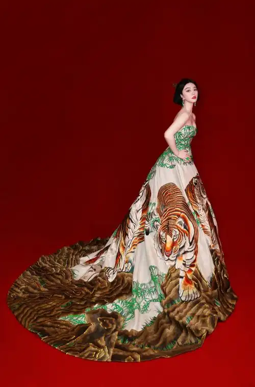 冰冰身穿christopher bu特别定制礼服 佩戴个人收藏的珠宝亮相戛纳