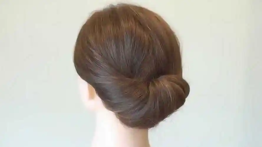 女人这样盘发,优雅高贵,简单两步就搞定!