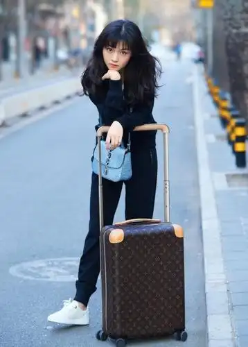 春夏亮相巴黎时装周未修图流出,腿冻成紫色,网友:刘昊然心疼吗