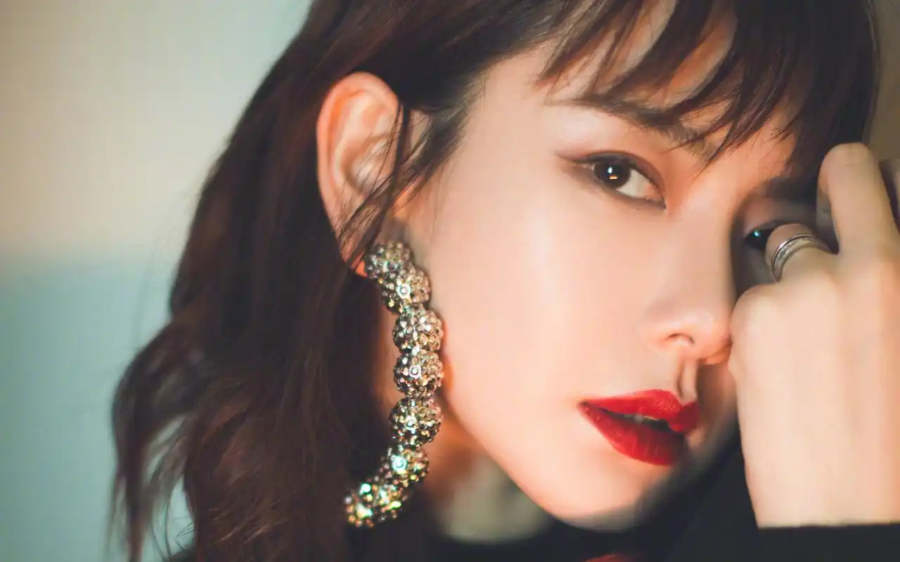 戚薇性感图片桌面壁纸