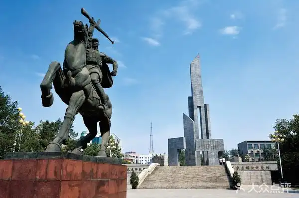 石家庄解放纪念碑,位于石家庄市中心,和附近的大石桥,解放广场(老