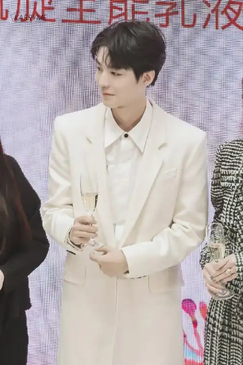 王俊凯纯白大衣造型