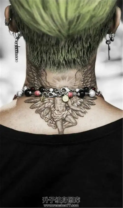 权志龙颈后炽天使纹身