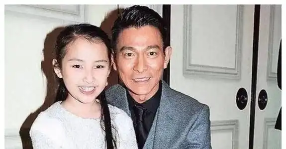 2012年龙年,刘德华在51岁高龄时终于迎来了自己的宝贝女儿,朱丽倩