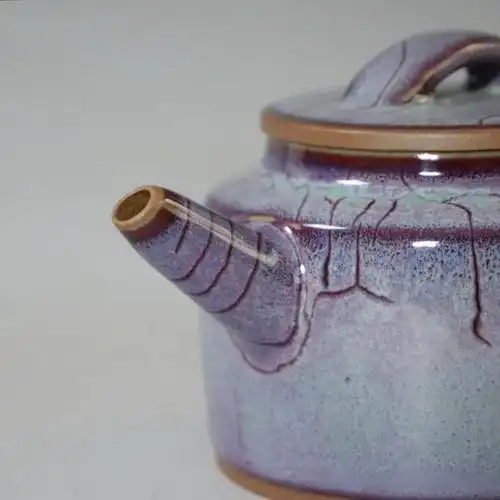 作为钧瓷壶"五官"之一的壶嘴,其造型处理是极其重要的.