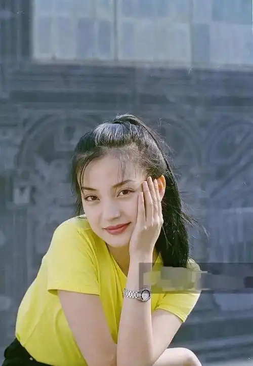 赵薇多年前旧照曝光满脸胶原蛋白但牙却亮了