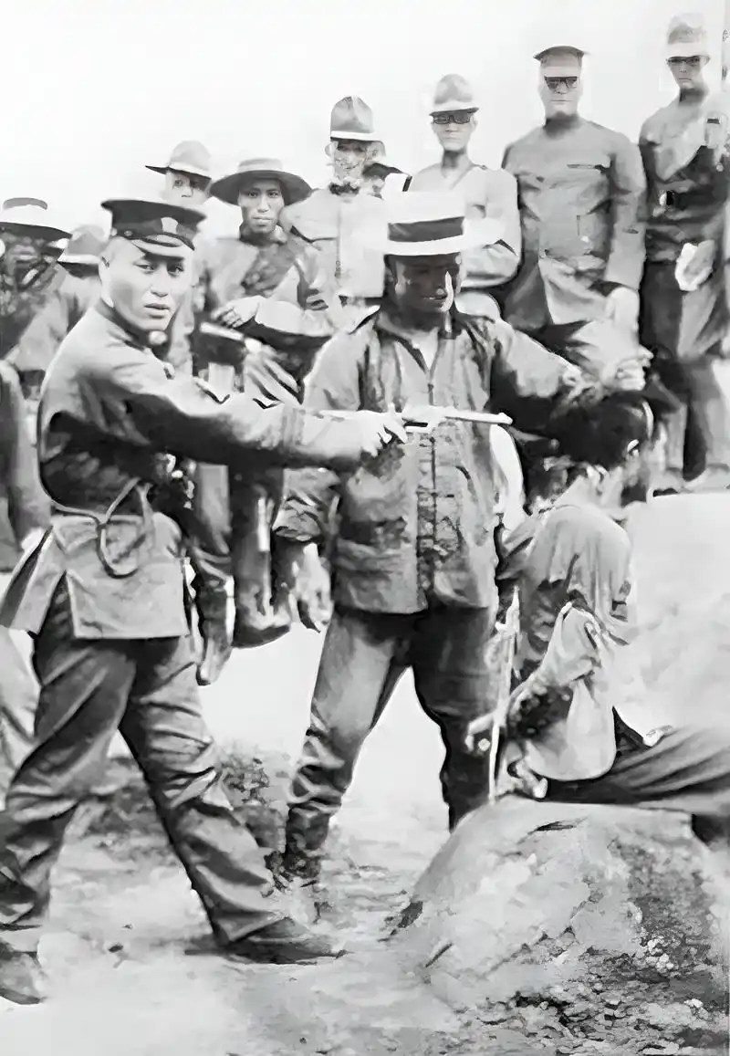 民国时期,郊外刑场,一名犯人的枪毙现场