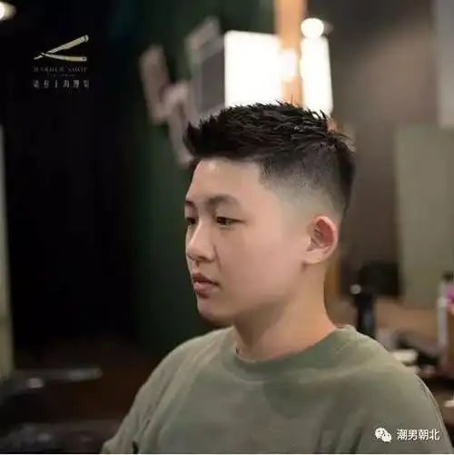 20多岁男生帅气发型2:夏日,男生的发型离不开"清爽"二字,相比背头发型