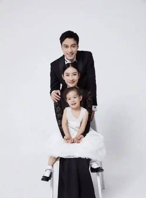 陶昕然晒全家福,老公颜值帅女儿可爱_何建泽_爱情_一家