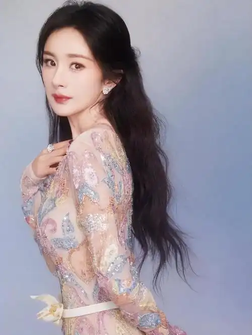 开工大吉,杨幂穿裸粉色花瓣裙, 大秀好身材!