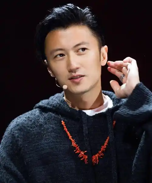 时隔20年,44岁谢霆锋突然官宣喜讯,网友恭喜:终于等到这一天!