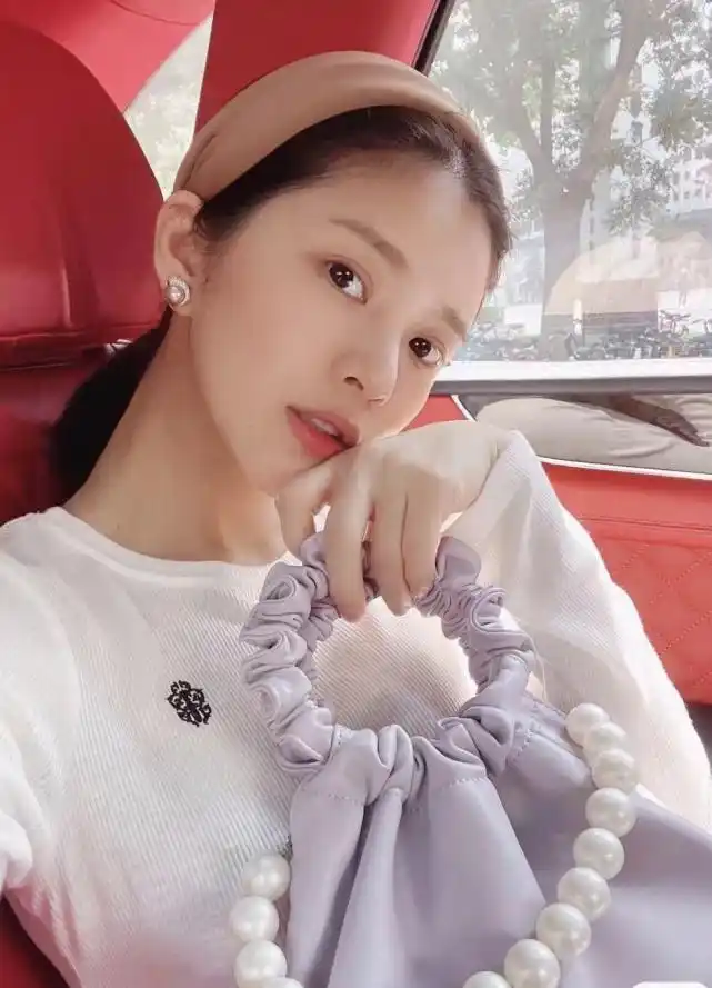 原创王灿出月子后首次外出,穿破洞裤,被嘲"乡村女企业家"不生气