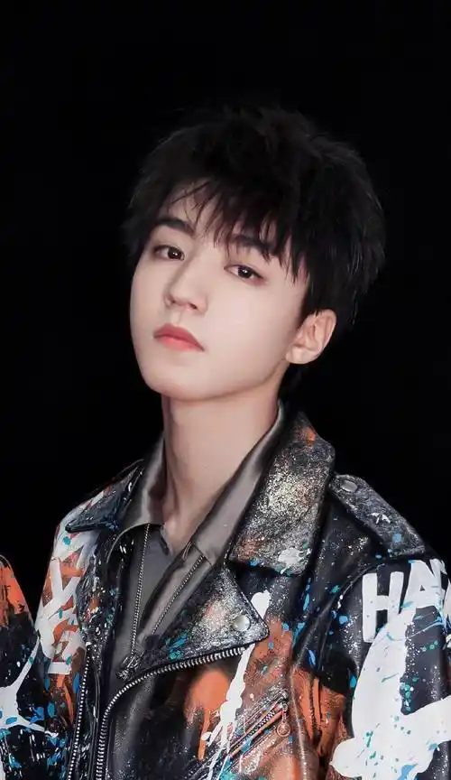 流量小生王俊凯,包裹严实游游乐园,被粉丝一眼识出_生活_明星_鲜肉