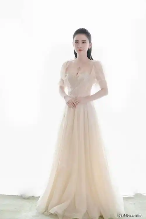 原创赵樱子出席活动大秀身材穿着藕色公主裙仙气十足被颜值圈粉了