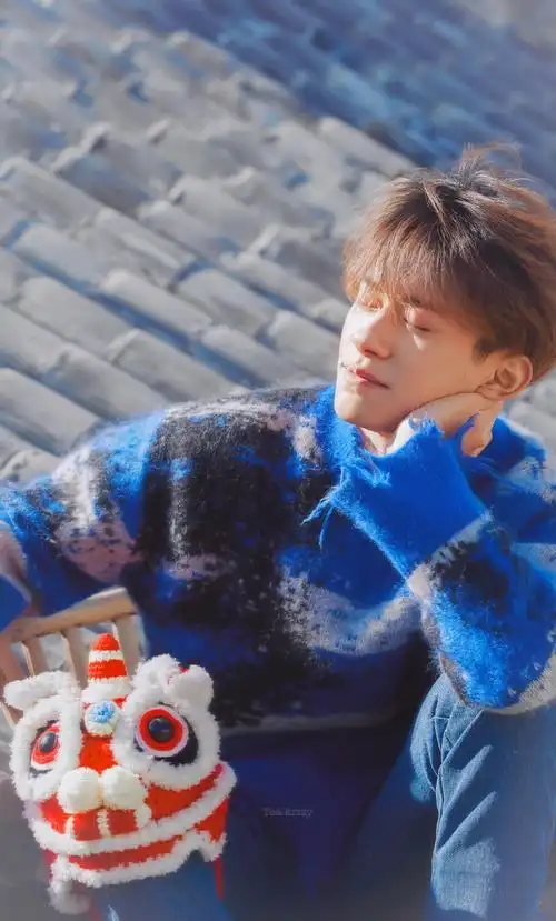 易烊千玺壁纸四字弟弟好甜啊