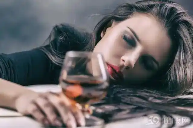 喝醉酒了怎么缓解难受,醉酒者喝一点牛奶(14种方法帮您) — 彩笔养生