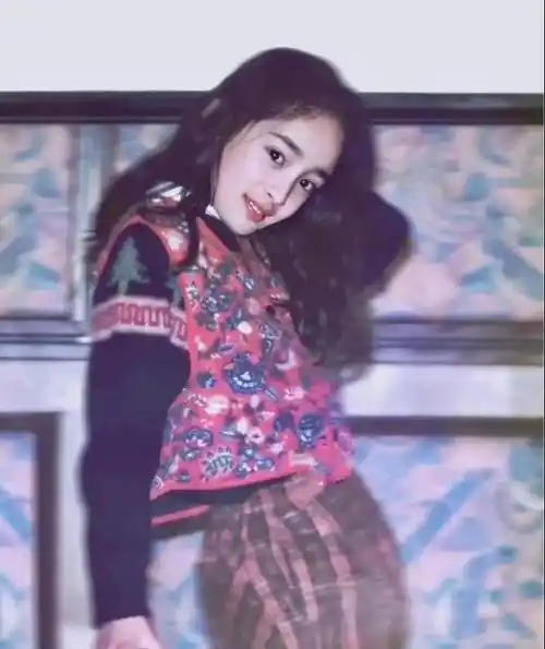 时尚博主写道:她小时候真漂亮.没人想到她会成为超级巨星.