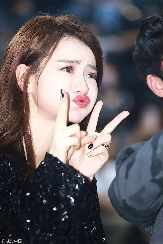 9月19日,上海,戚薇出席时尚活动,她身穿亮片上衣搭配高筒靴,时尚有型.