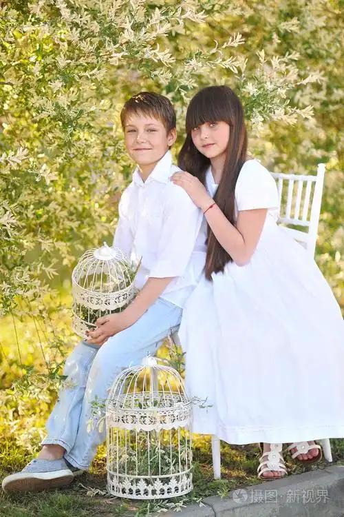 男孩和女孩在夏天的肖像