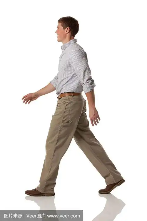 一个年轻人走路的侧视图