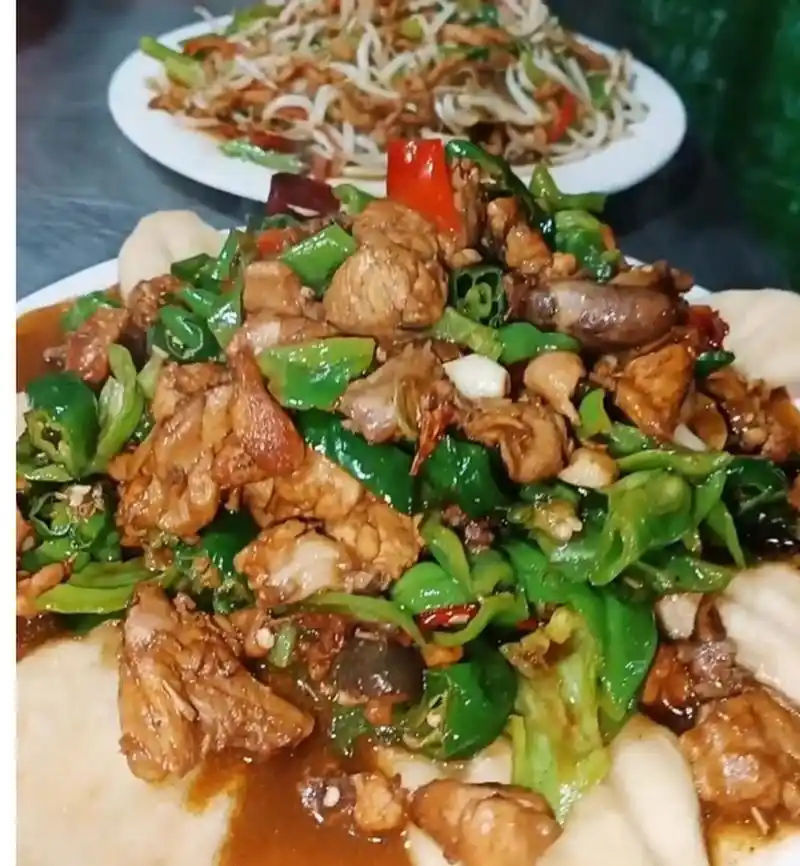 这家饭店老板娘炒菜一绝,色香味具全!