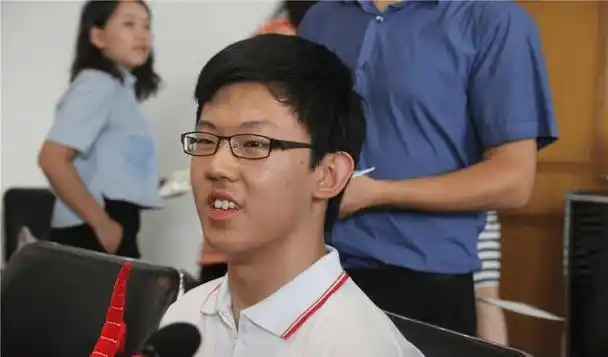 原创他是北京高考状元,平均每科丢分不超过9分,小学从来没请过假