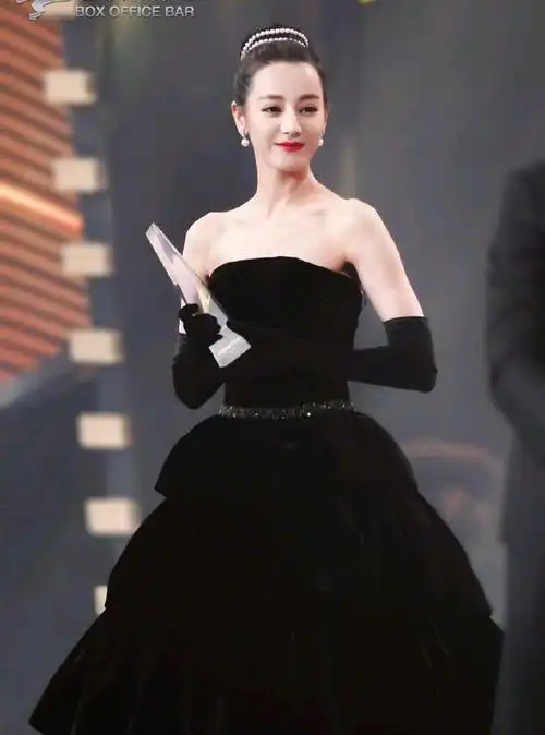 迪丽热巴,真不愧性感女神,赫本范十足