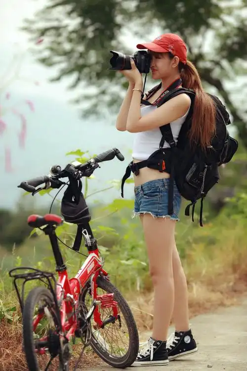 漂亮的背包女孩【美女素材】 纯子播放《降央卓玛.望草原》