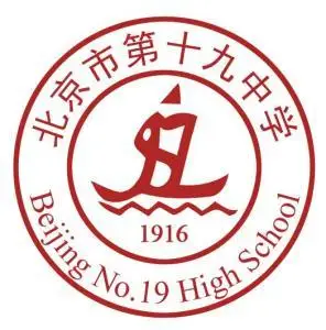 校徽:北京市第十九中的校徽为圆形,在颜色上采用白色的底色搭配热情的