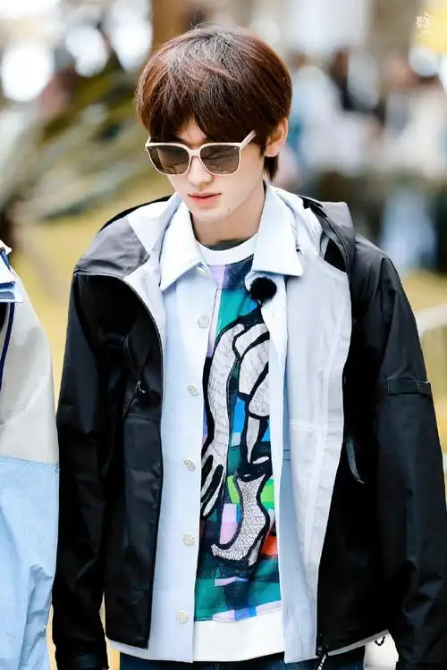 不知道的还以为这是一天拍的中途换了衣服#宋亚轩#@时代少年团-宋亚轩