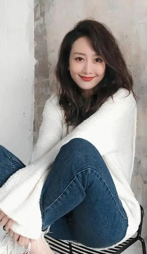 王鸥穿白色毛衣搭配深蓝修身牛仔裤知性优雅