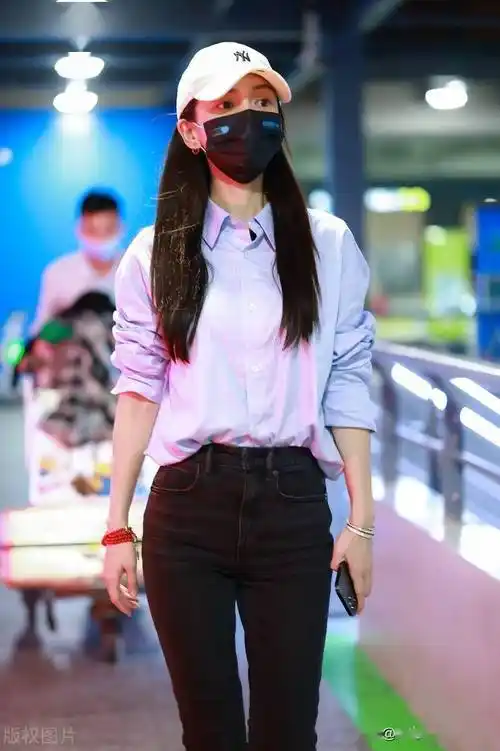 杨颖穿着衬衫牛仔裤低调现身机场,纤细身影仍似二八少女