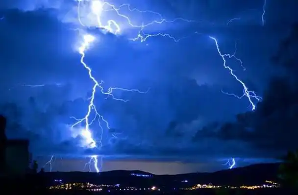 回顾:安徽村庄出现"蟒蛇渡劫",百米长蛇空中腾飞