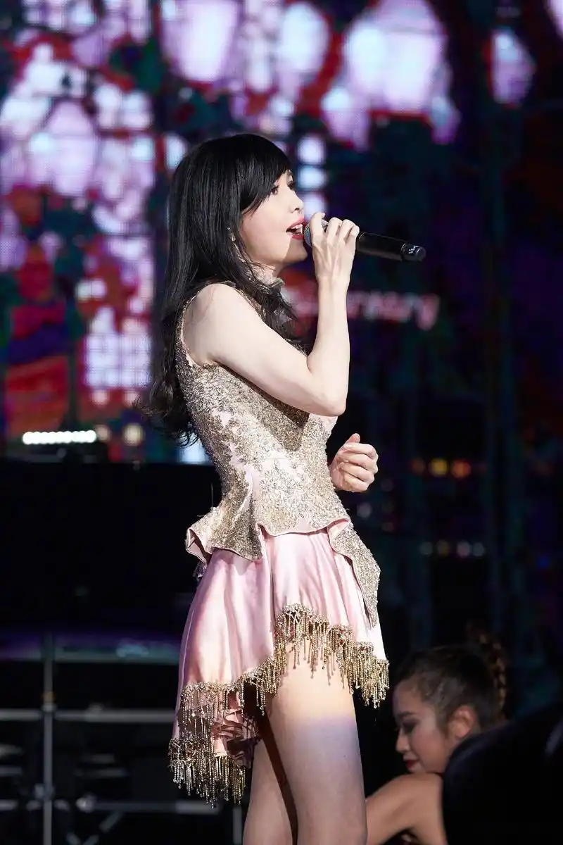 【51岁周慧敏演唱会照片曝光 美似天鹅少女】近日,一组 周慧敏  在小