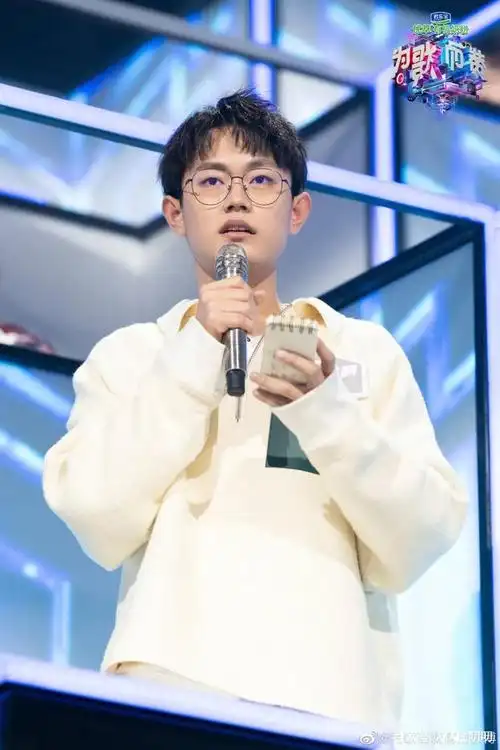 爆赞团成员维维啊