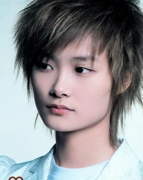 李宇春近照,国字脸棱角分明,37岁的她,没有绯闻成了一股清流