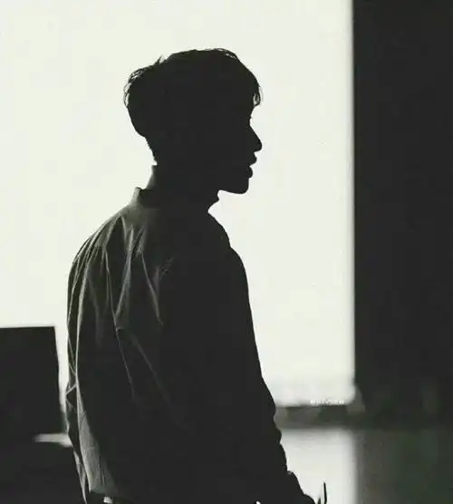 有哪些男士的背影图片可以当头像的?黑色的,冷酷的那种? - 知乎