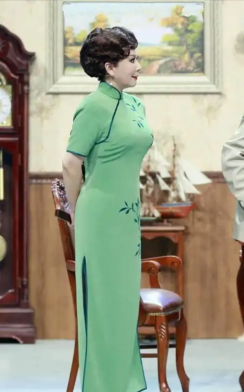 原创蔡明跟老友合影脸饱满的像大姑娘随便农家奶奶都比她看着舒服