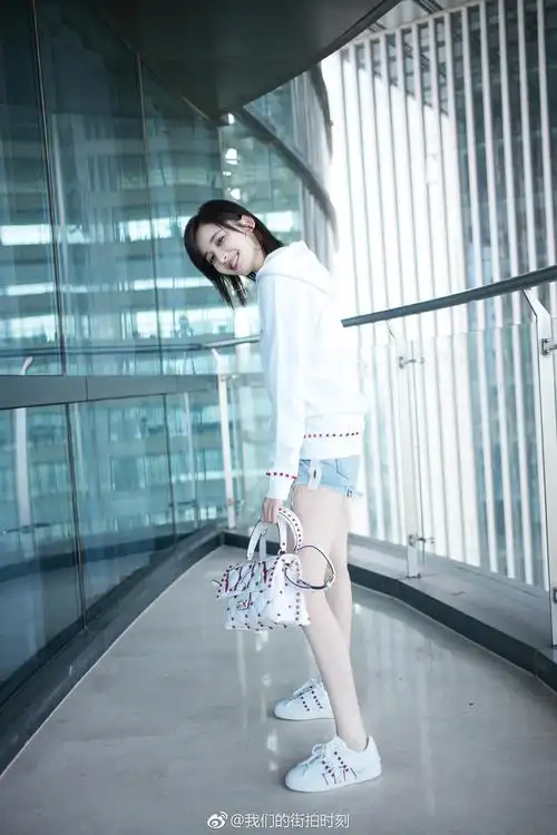 我是娜扎 潮搭街拍来袭,白色卫衣和牛仔短裤的经典叠搭